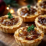 Mini-Tartelettes zu Weihnachten mit karamellisierten Zwiebeln und Comté First Image First Image