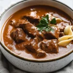 Rahmgulasch im Schnellkochtopf mit zartem Rindfleisch First Image First Image